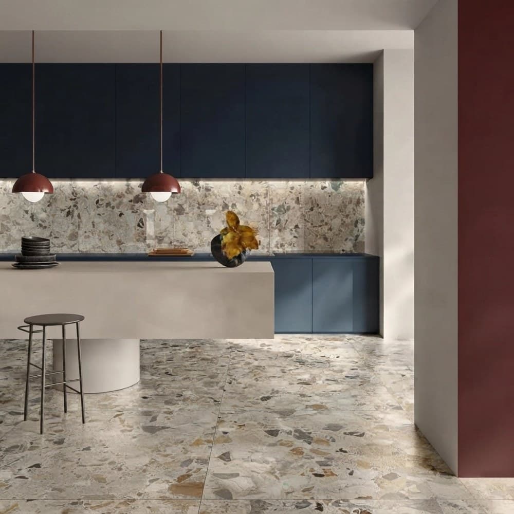 Κουζίνα με πλακάκια terrazzo Cerdomus Neoclassica Arte Argento σε δάπεδο και τοίχο