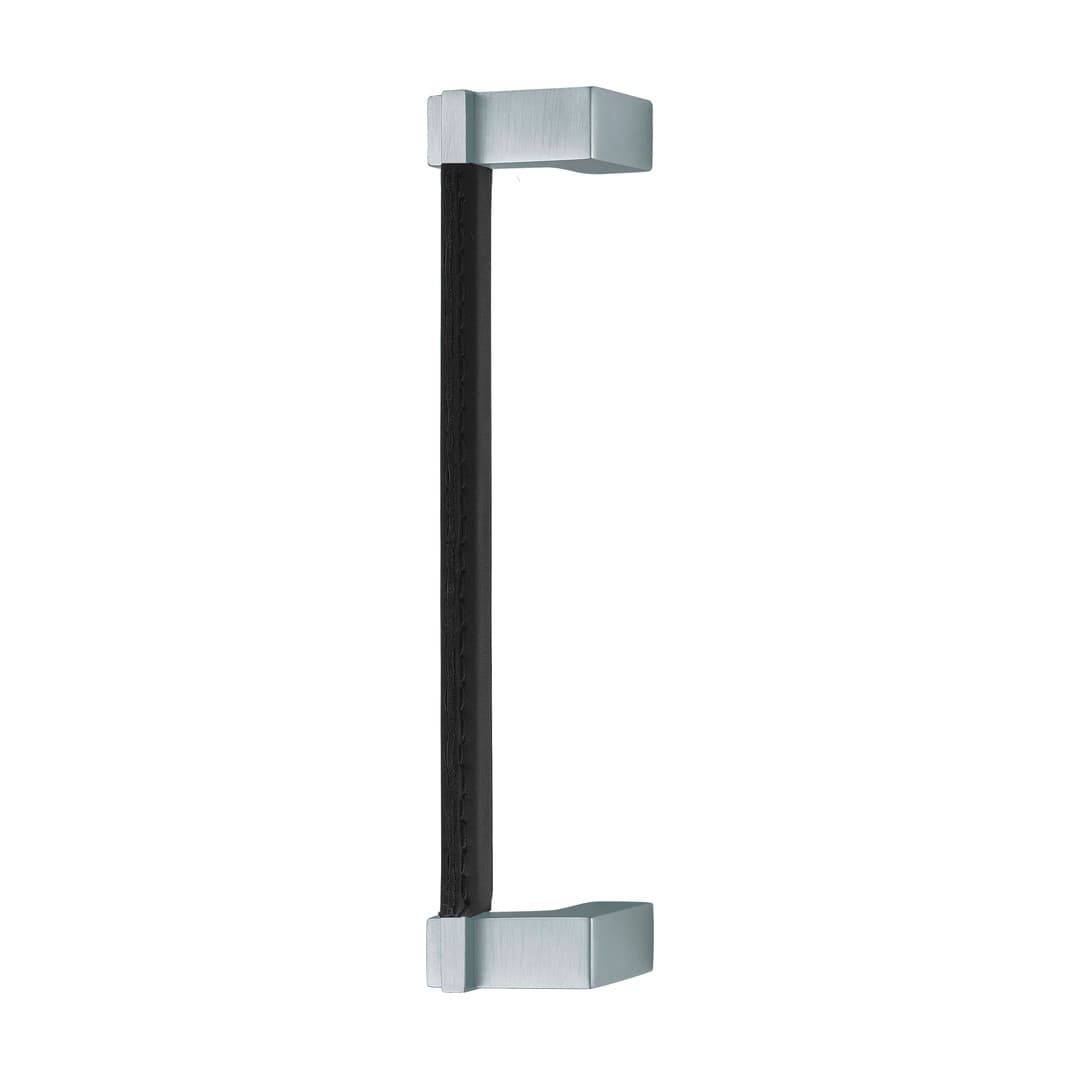 Linea Calì Slim Pelle – Λαβή Εξώπορτας – Offset 800 mm – Satin chrome (1111 MZ 800 CS)