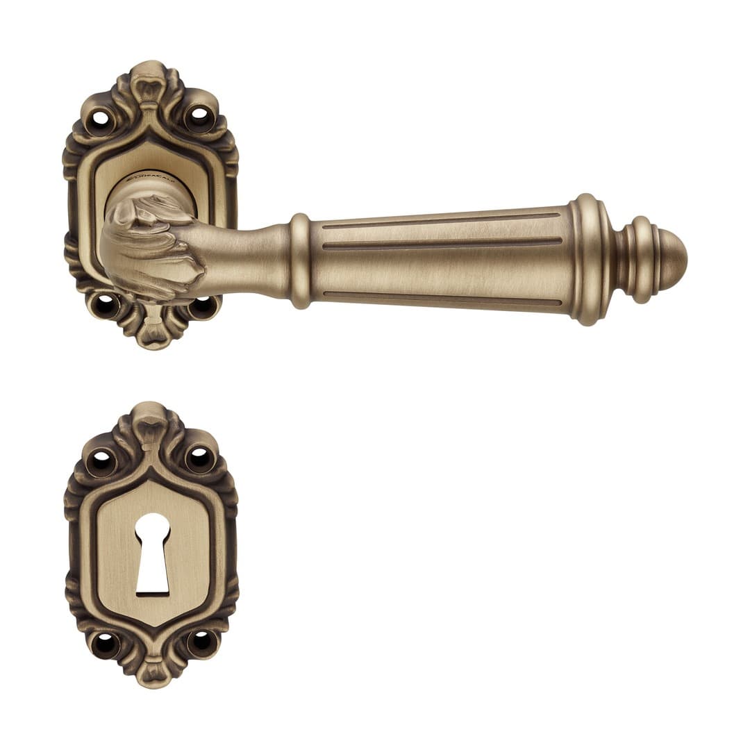 Linea Calì Aida – Πόμολο Πόρτας Ροζέτα – Door handle on rose art. 005 – Patiné mat (1610 RB 005 PM)
